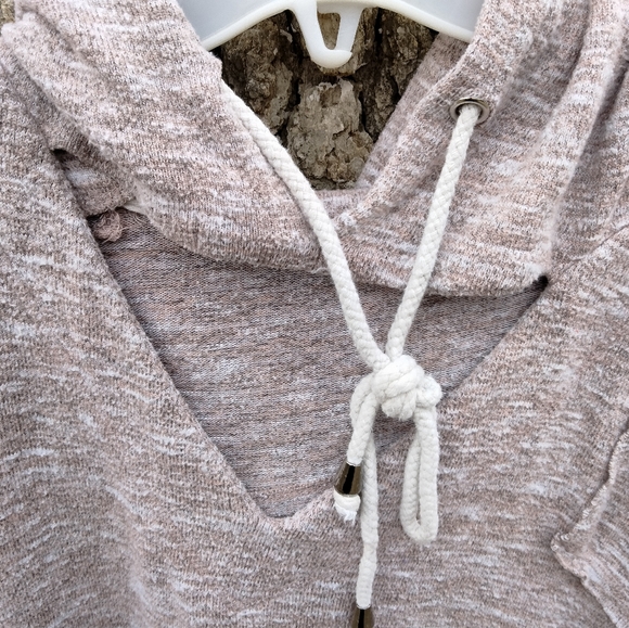 ⬇️ Price Drop! ⬇️Easel Cut Out Hoodie in size S - Picture 3 of 4